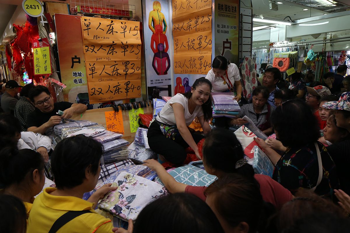 2018年9月27日,北京官园批发市场进入关门闭市倒计时,商家清仓大甩卖,