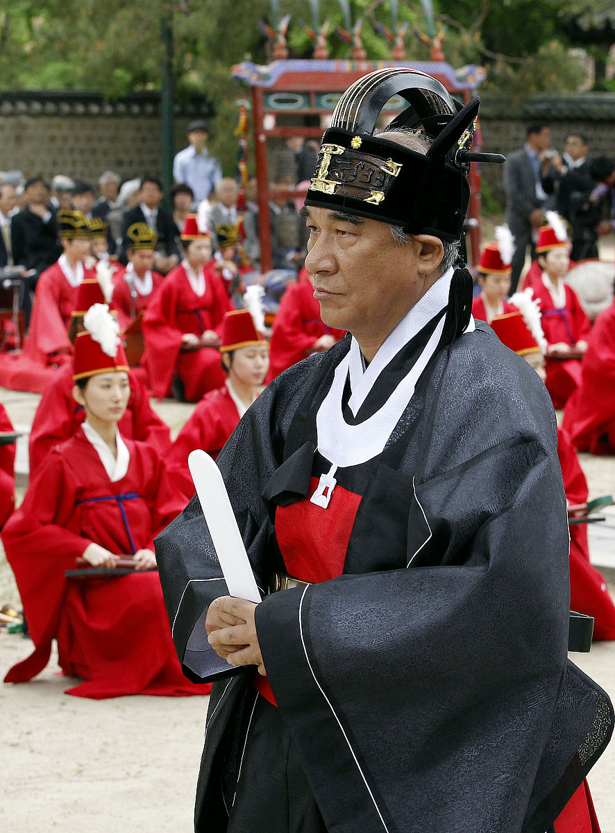 根据题目和原文批改文章让语句更书面流畅。题目《韩国道教的历史变迁》正文：一、引言 道教与儒学、佛教一样在东亚文化圈的形成与发展中起到了重要作用。中国大陆、朝鲜半岛、日本列岛都受到了道教文化的影响进而发展出各具特征的宗教形式。本文以道教在韩国的历史变迁为主线共分为四部分：第一部分主要叙述韩国道教的发展历史和特点；第二部分主要论述道教与韩国花郎道信仰的融合；第三部分总结第一、二部分对韩国道教发展历史的