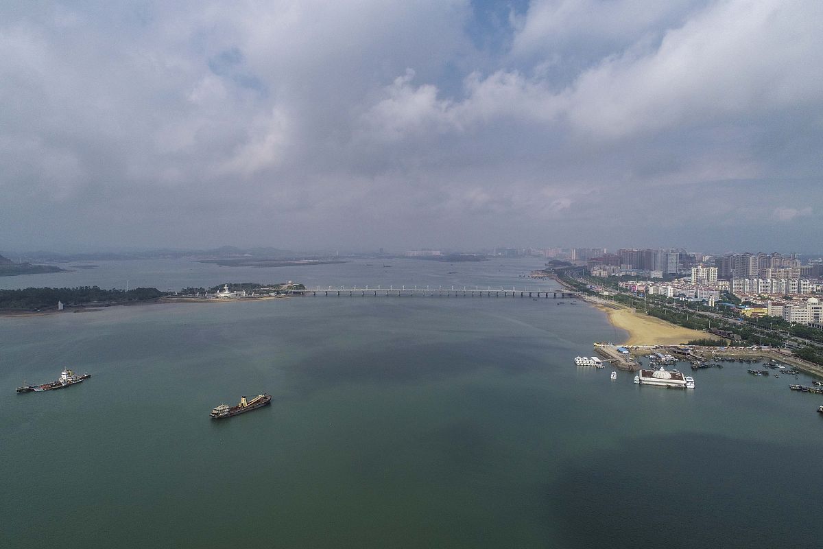 2018年12月4日,广西防城港海滨风光旖旎迷人,海上的船只穿梭往来.