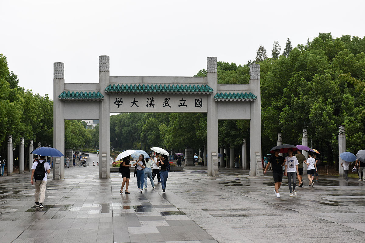 帮忙做一份四月三十日下午至五月二日在武汉旅游的旅游攻略要去武汉大学、华中科技大学以及武汉理工大学等名校包含美食攻略