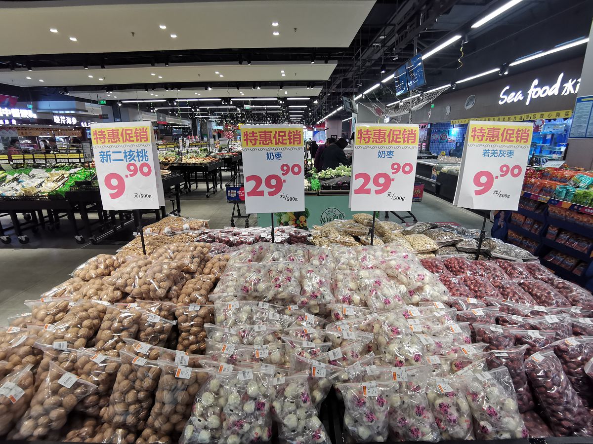 2021年2月2日,北京,顾客正在一家超市选购商品.