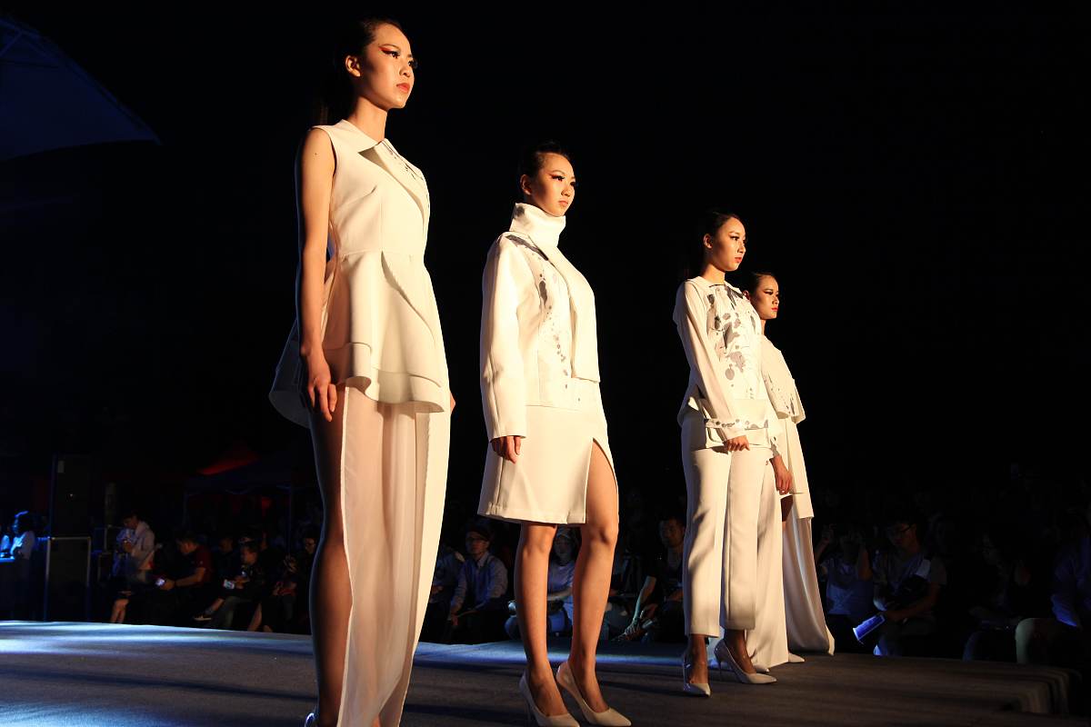 这位学生已经完成了论文的大纲和基本内容同时论文结构清晰、层次分明完整呈现了论文的各个部分且符合写作规范。在观点表达方面论文准确地阐述了手势识别算法并查阅了大量相关资料。尽管如此论文格式还需要进一步修改。改写这段话