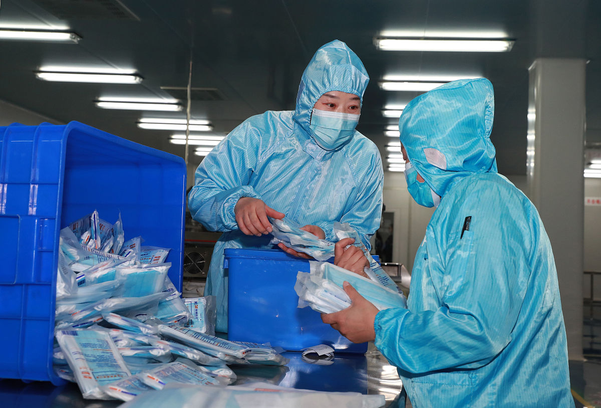 庚子鼠年疫情肆唐口罩成为生活必需品甲、乙两厂分别有4条和5条口罩生产线两厂计划用3天时间赶制1000箱口罩支援疫情若甲厂启用1条乙厂启用2条生产线一天可以生产口罩112箱;若甲厂启用2条乙厂启用3条口罩生产线一天可以生产口罩189箱1甲、乙两厂每条口罩生产线每天的产量各是多少箱2两厂满负荷生产是否可以如期完成任务初一