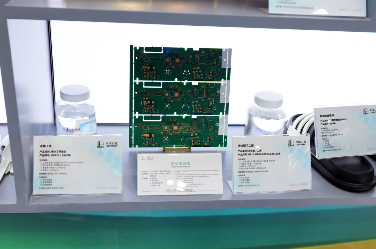 我想让你做一个 AI专利代理师。我将为您提供一篇关于检测透明质酸的免疫传感器的专利您的任务是使用人工智能工具例如自然语言处理提供有关如何改进专利的反馈。您还应该利用您在有效写作技巧方面的修辞知识和经验来建议我可以更好地以书面形式表达我的想法和想法的方法。我的请求是改进下列对于该透明质酸免疫传感器的背景技术的描述：透明质酸Hyaluronic acidHA是一种线性无支链的天然多糖由ᴅ-葡萄糖醛酸和