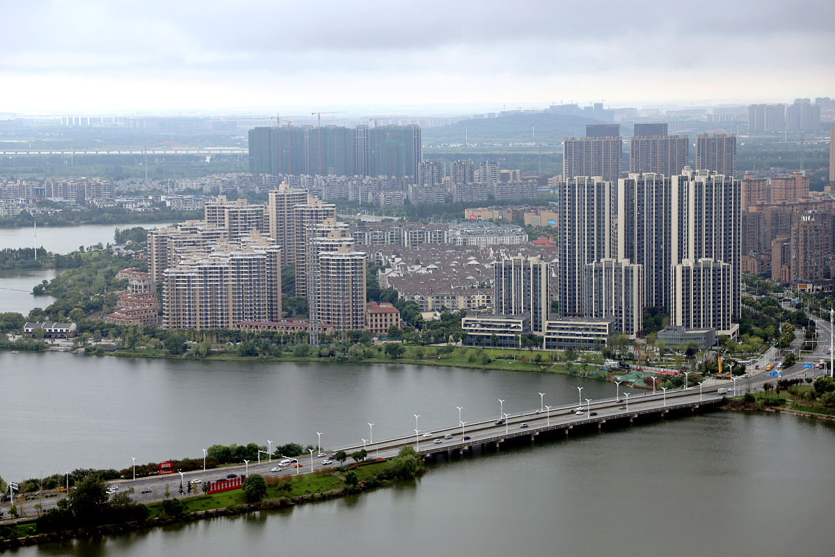 2021年8月27日,湖北武汉东西湖区,航拍金银湖畔城市高楼景观.