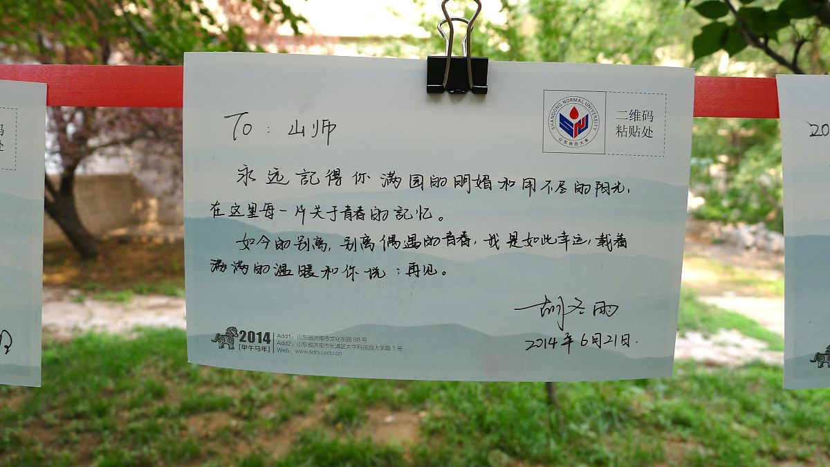 请扩写亲爱的小学校园在即将毕业离开你之前我想给你写一封信表达我的真情实感。回顾这六年的时光我和你度过了许多快乐和难忘的时刻。每天早晨我都会在你的怀抱里迎接新的一天和同学们一起上课一起玩耍。每到放学的时候我总会不舍地离开你因为我知道明天我们还会再见面。在你的校园里我不仅学到了知识还结识了许多好朋友和他们一起分享喜悦、分担忧愁。我们一起笑一起哭一起成长。你是我人生中最美好的一页我会永远铭记在心。现在我