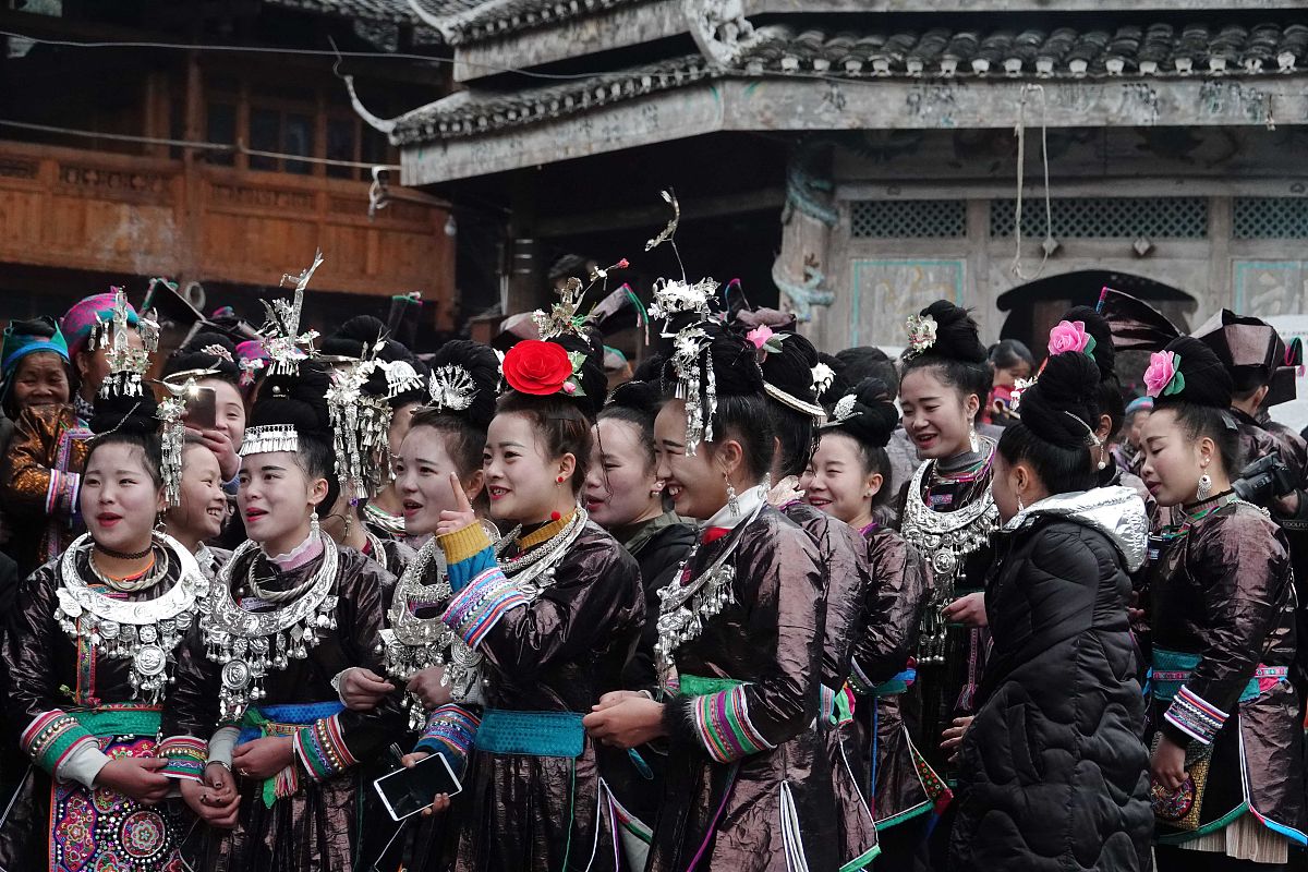 2018年2月22日,贵州黔东南,穿着节日盛装的侗族妇女在唱拦门歌.