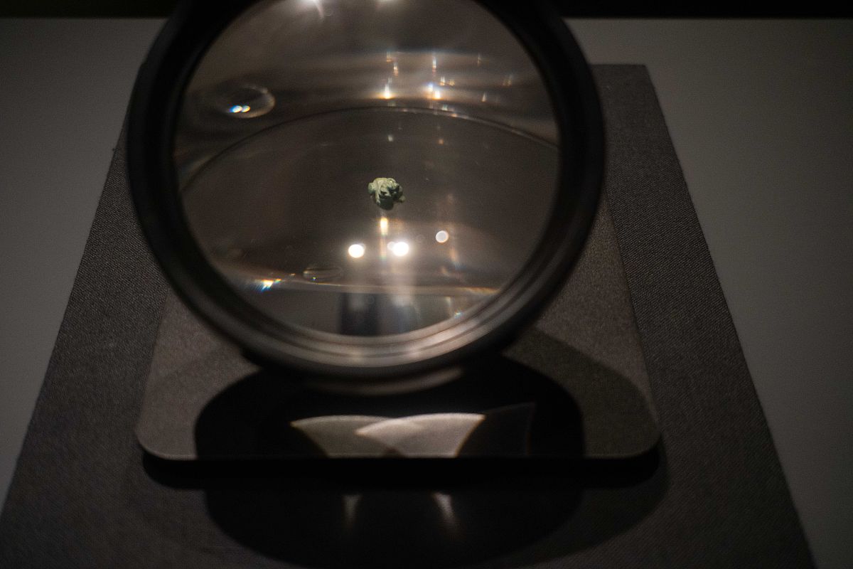 环形镜面中的无限反射：揭秘视觉奇观