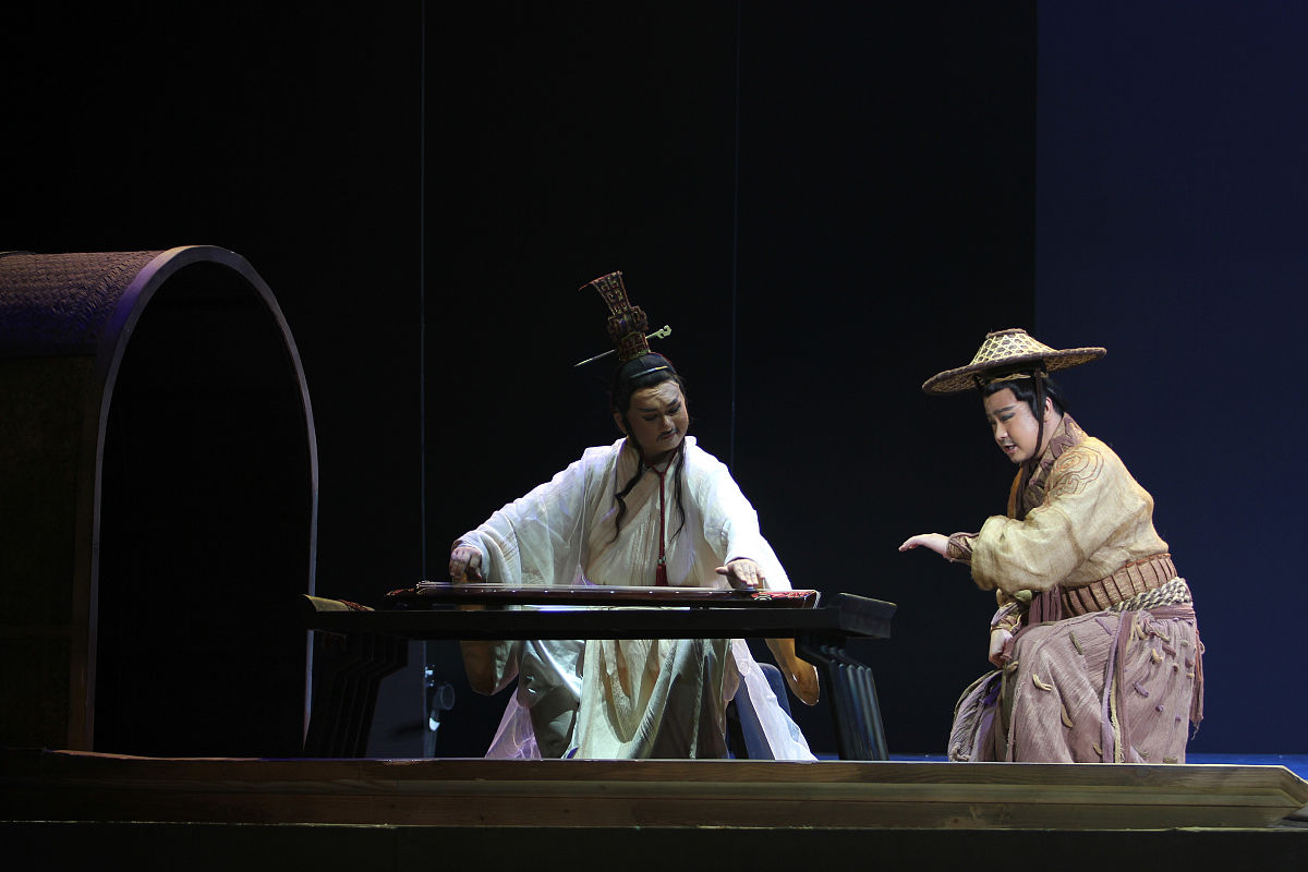 写一个短话剧素材来源于中国历史话剧人数在5人左右。不能出现西方色彩。 本剧需展现的就是屈原受辱的情节背景：张仪受秦国委托贿赂楚国众臣欺骗楚王促使楚王和齐国断交致使楚国被秦国灭亡。屈原看清张仪和秦国的诡计力谏楚王但众奸臣和南后诬陷屈原最后楚王罢黜屈原并将他流放出去永不得再回楚国。不久楚国被灭屈原悲愤写下《离骚》注：这是一篇抒情诗。此诗以诗人自述身世、遭遇、心志为中心。前半篇反复倾诉诗人对楚国命运和人