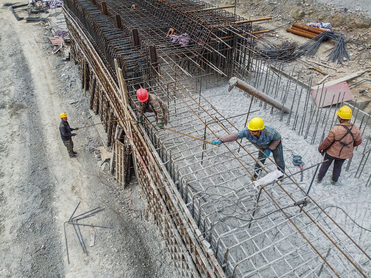 由于会议中心预应力梁一端距已有建筑单体变形缝距离仅20cm设计一种在锚固端非直线张拉装置该装置主要由穿束机、锚板、千斤顶等组成。该装置主要是为了改变预应力梁张拉方向即在变形缝端锚具处增加一个张拉装置将预应力梁钢绞线外露端通过一定角度的张拉方式达到预应力梁张拉的目的。具体实施方案如下：1张拉前确认每条钢绞线能够自由滑动并且构件能良好适应在预应力施加过程中产生的垂直、水平方向移动。2张拉过程中先要确保