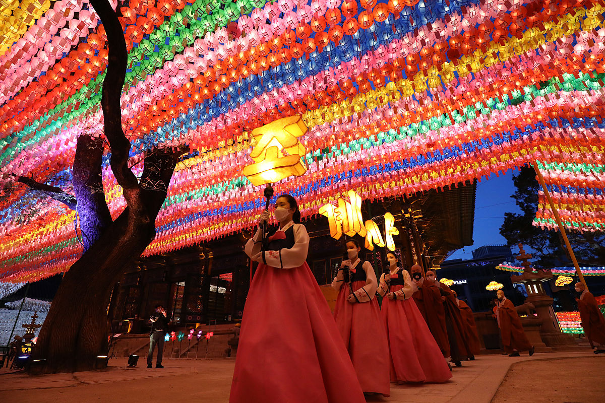 当地时间2021年5月6日,韩国首尔,佛诞节将至,僧侣与民众手持花灯迎接