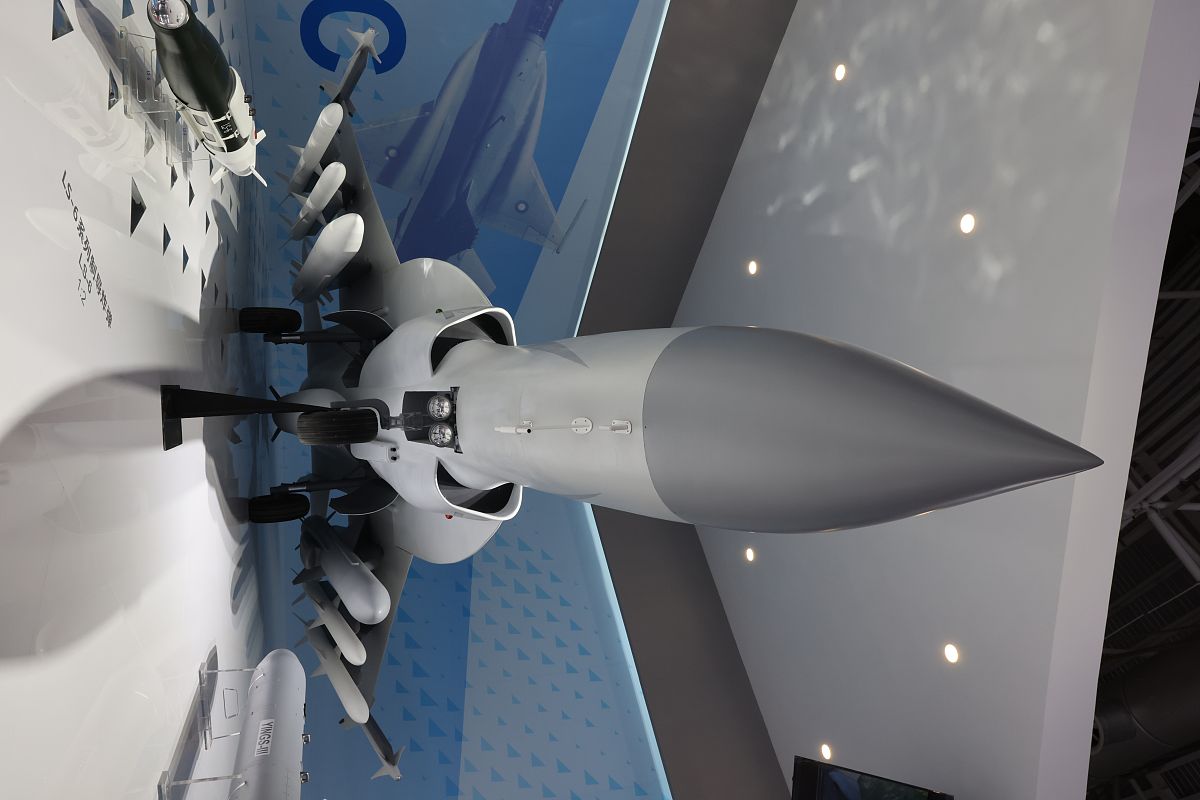 2022年11月13日为期六天的第十四届中国航展闭幕共有约20万观众进馆参观。本届航展共有43个国家和地区740多家企业的数千件展品线上线下参展。在此次珠海航展上中国展出了不少先进的武器装备其中包括重型战斗机、高超音速武器和各种类型的无人机以及各种陆军装备。其中有不少还是外贸型号甚至还出现了外贸型合成旅这样的崭新概念。请结合军事理论有关知识写一篇关于高科技武器对于现代国防的重要意义的论文。2字数要