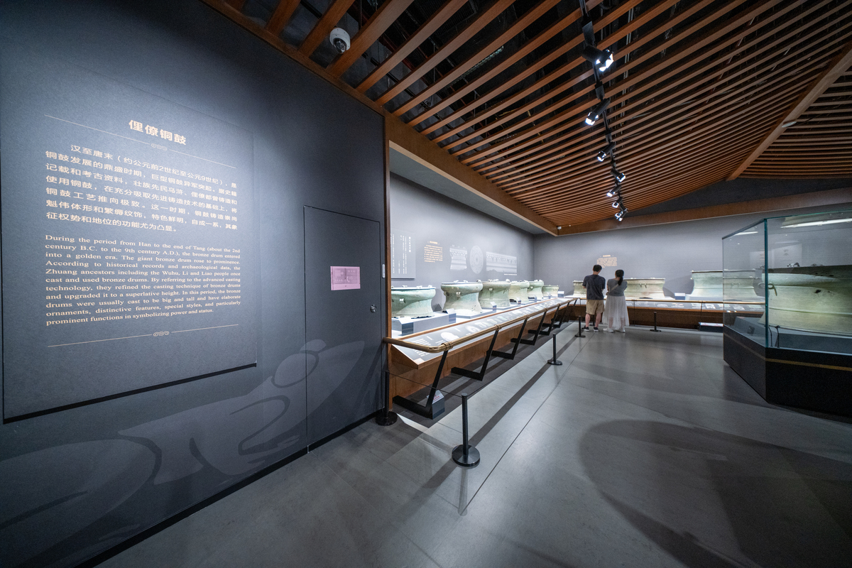 将下面的话换一种说法：为了符合国内外博物馆的发展趋势以及满足国内需求丝绸之路博物馆需要提供更加公共、开放的交流场所。作为城市公共文化建筑该博物馆不仅要为参观者提供活动交流场所还要为城市规划做出贡献为周围市民提供活动场所以激活这片区域的活力。设计开放的屋顶露台和路径可以为观展人员提供休闲空间同时为周围市民提供屋顶漫步活动场所无需进入建筑内部。此外博物馆内部空间应采用退台式和对角式的中空空间设计以提供