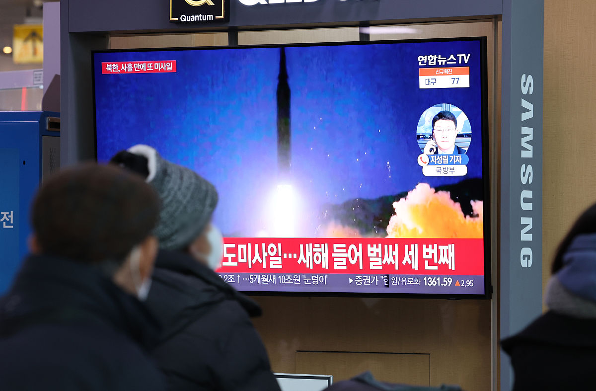 当地时间2022年<strong>1</strong>月14日,韩国首尔,人们观看电视屏幕上播放的新闻节目.