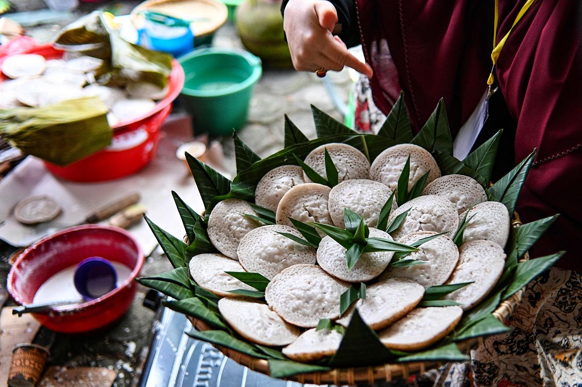 当地时间2022年3月5日,印尼班达亚齐,当地民众制作传统煎饼,庆祝美食