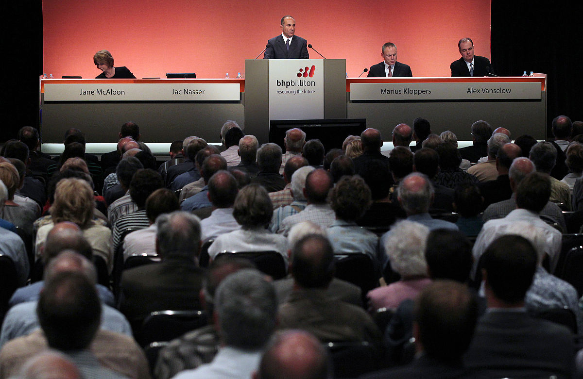 阐述500字：评价指标体系建立。对问题进行分析的一个重要路径就是根据拟研究问题特征选取适当指标进行分析本文根据实际问题确定了三级指标结构以总目标为约束然后对其进行准则要素分解不同的准则下设置差异性底层指标由此可以从不同的层面和指标维度进行评价分析。