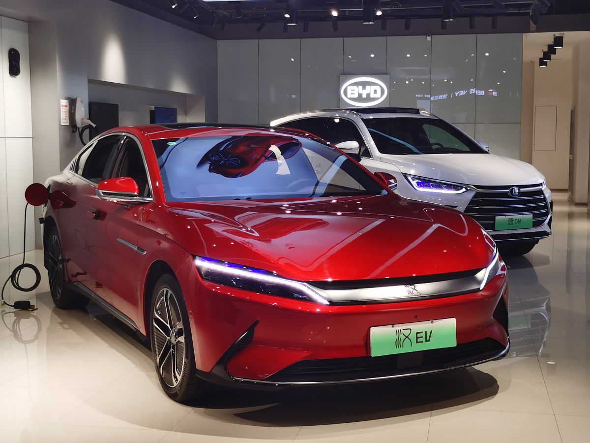 2020年11月13日,河南许昌,商家展销的比亚迪新能源汽车.