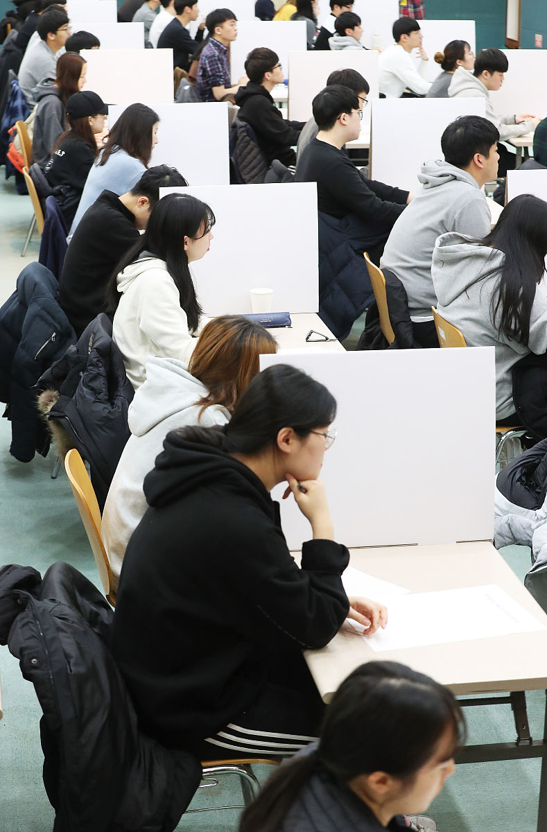 当地时间2018年11月18日,韩国龙仁市,高考考生们参加高考论述考试.   