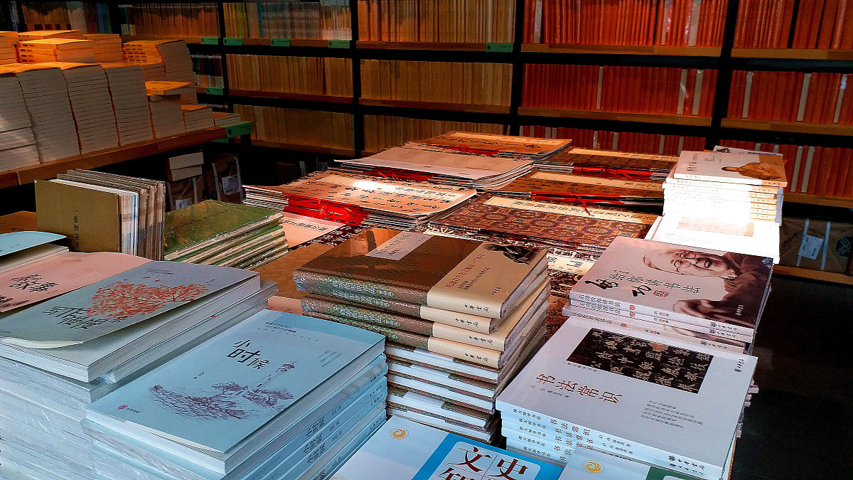 2018年11月1日,北京丰台,中华书局旗下的精品书店伯鸿書店,店内摆满了