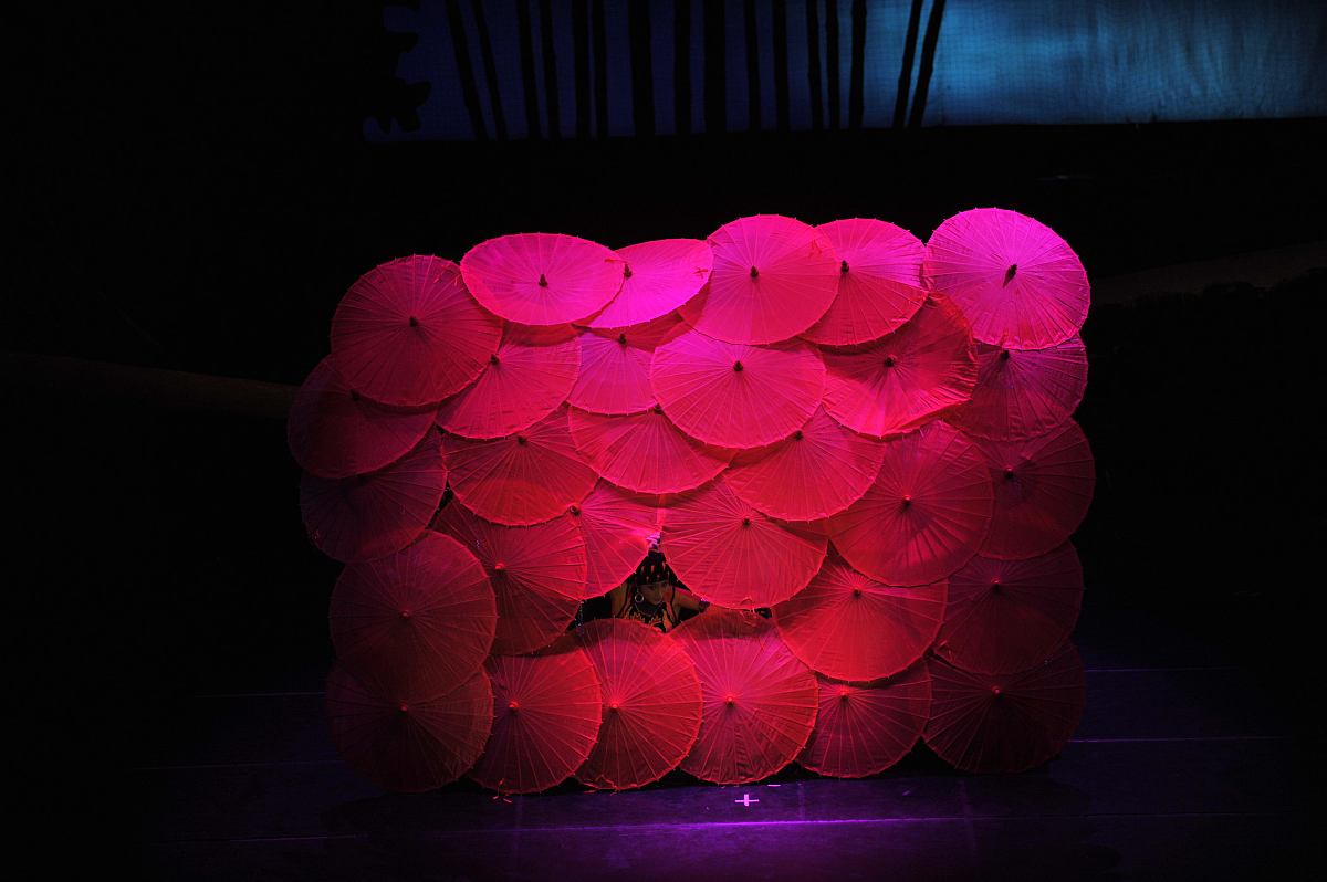 请你写一首现代诗要对应父母恩情和我们是不完美的的主题朗诵这首诗所花的时间不超过一分钟