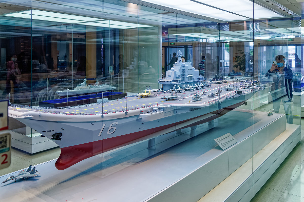2021年5月18日,上海,中国航海博物馆展出的辽宁舰航母模型.