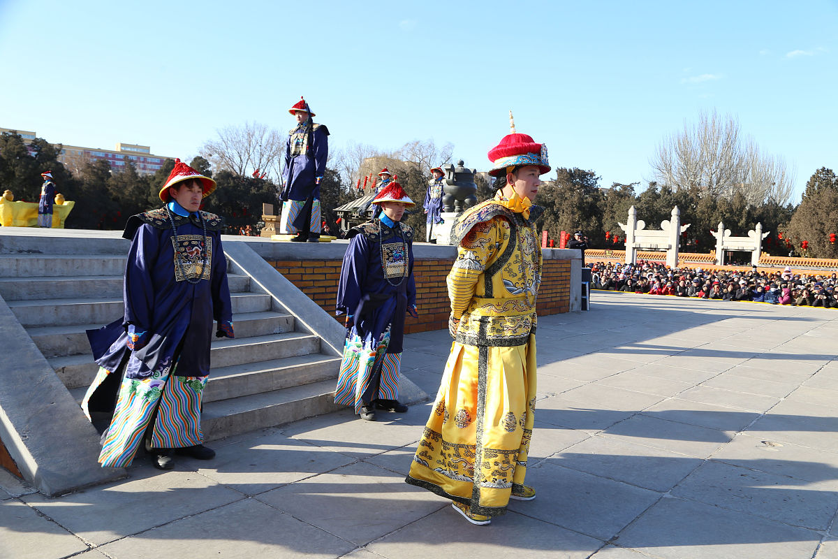 2019年2月7日,北京,身着龙袍的"乾隆皇帝"在第34届北京地坛春节文化庙