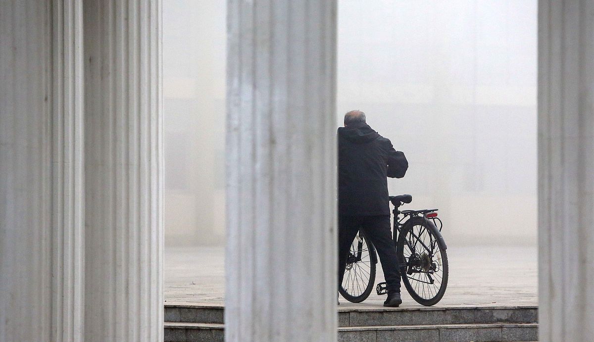 台风将至拟一份温馨提示提醒商户下班前将商铺门前雨棚收起