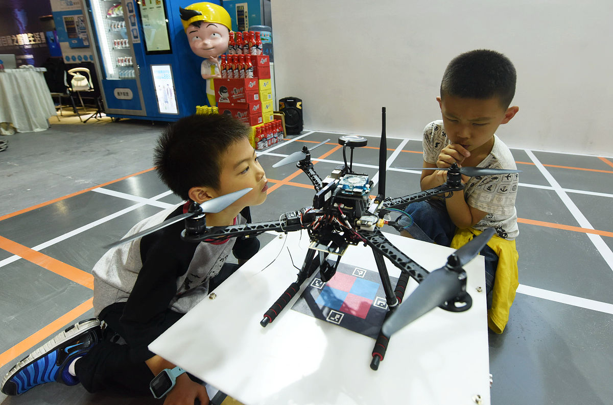 帮我编写一段关于青少年穿越机课程的介绍我们的优势是：多次指导学生获得省市穿越机赛事冠军课程有趣深受家长和孩子的喜爱。写一段招生简介