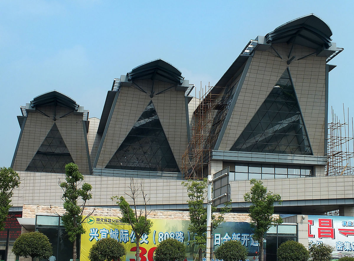2014年8月3日,湖北宜昌市,地标性建筑物宜昌汽车客运中心站酷似棺材造