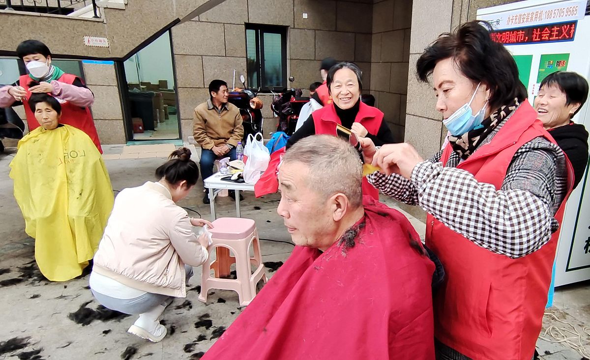 便民服务进社区，暖心活动送关怀