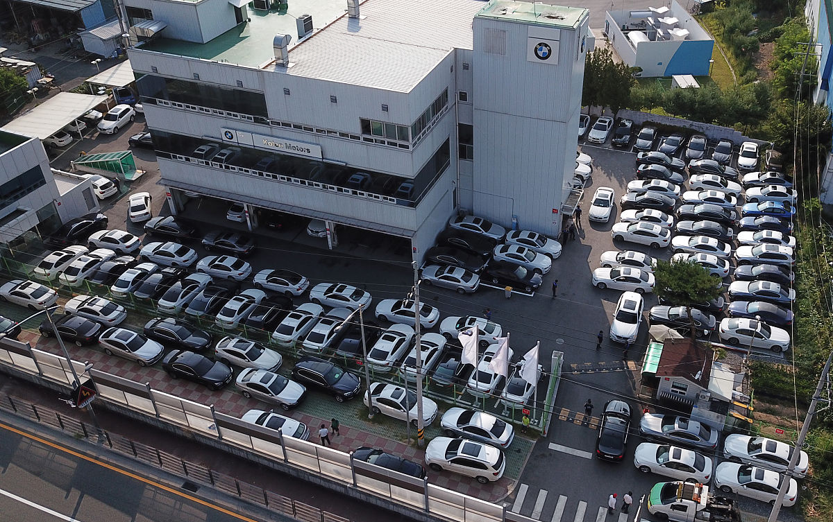 当地时间2018年8月14日,韩国大田市一宝马服务中心等待接受安全检测的