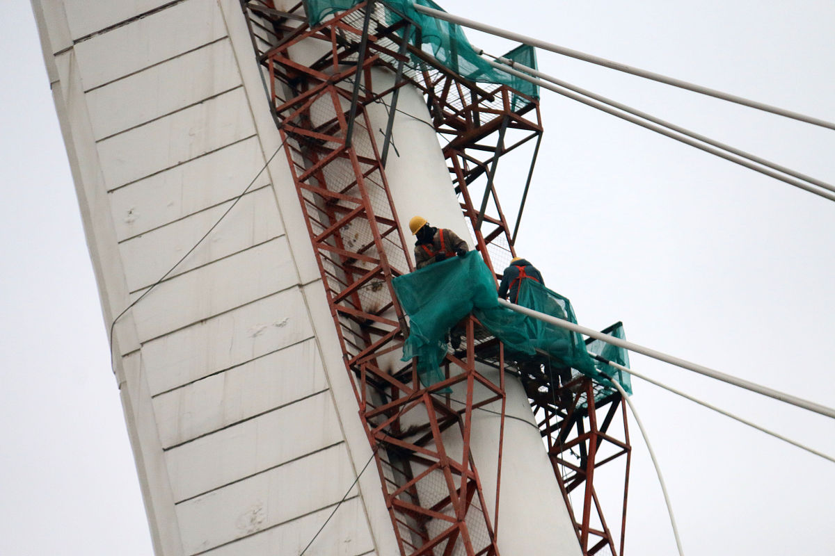 高空作业安全利器：梯子和起重机的应用