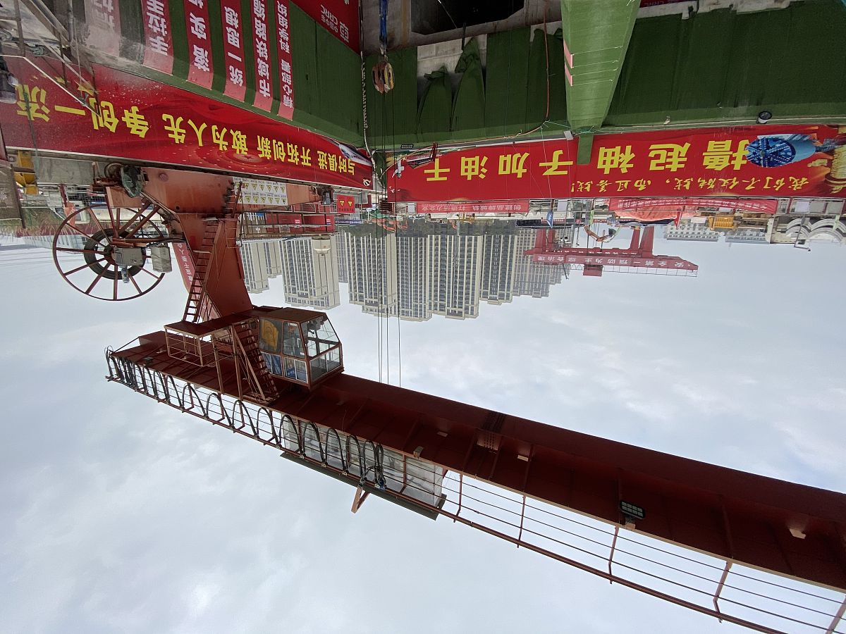 龙门吊轨道钢轨连接螺栓松动原因及解决办法