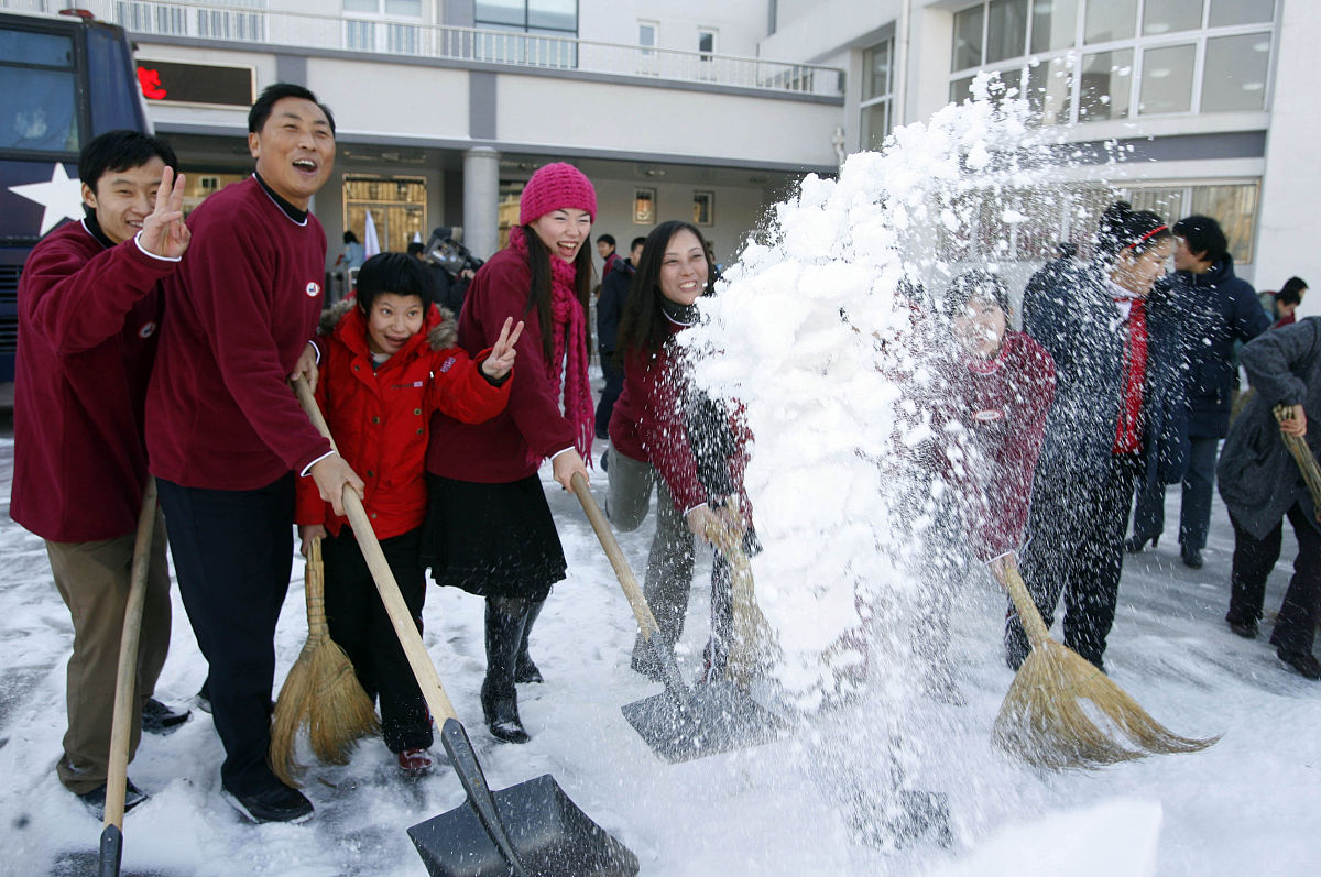 请根据以下要求写一篇1500-2000字的文章关于开展交易集团我与集团共成长主题征文活动的通知各部门、子公司为充分了解青年员工思想动态调动青年员工写作积极性切实增强宣传工作实效学习老一辈产权人扎根企业、奋勇拼搏的优秀精神进一步坚定展现青年员工爱岗敬业追求卓越的思想集团拟开展我与集团共成长征文活动旨在献礼省产交所成立20周年、集团成立2周年。现将具体事项通知如下四、有关要求1主题内容紧紧围绕集团建设