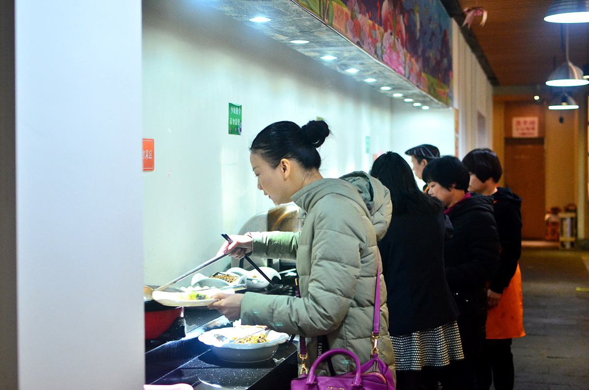 食堂刷卡帮忙的意义：友善、责任感和个人成长