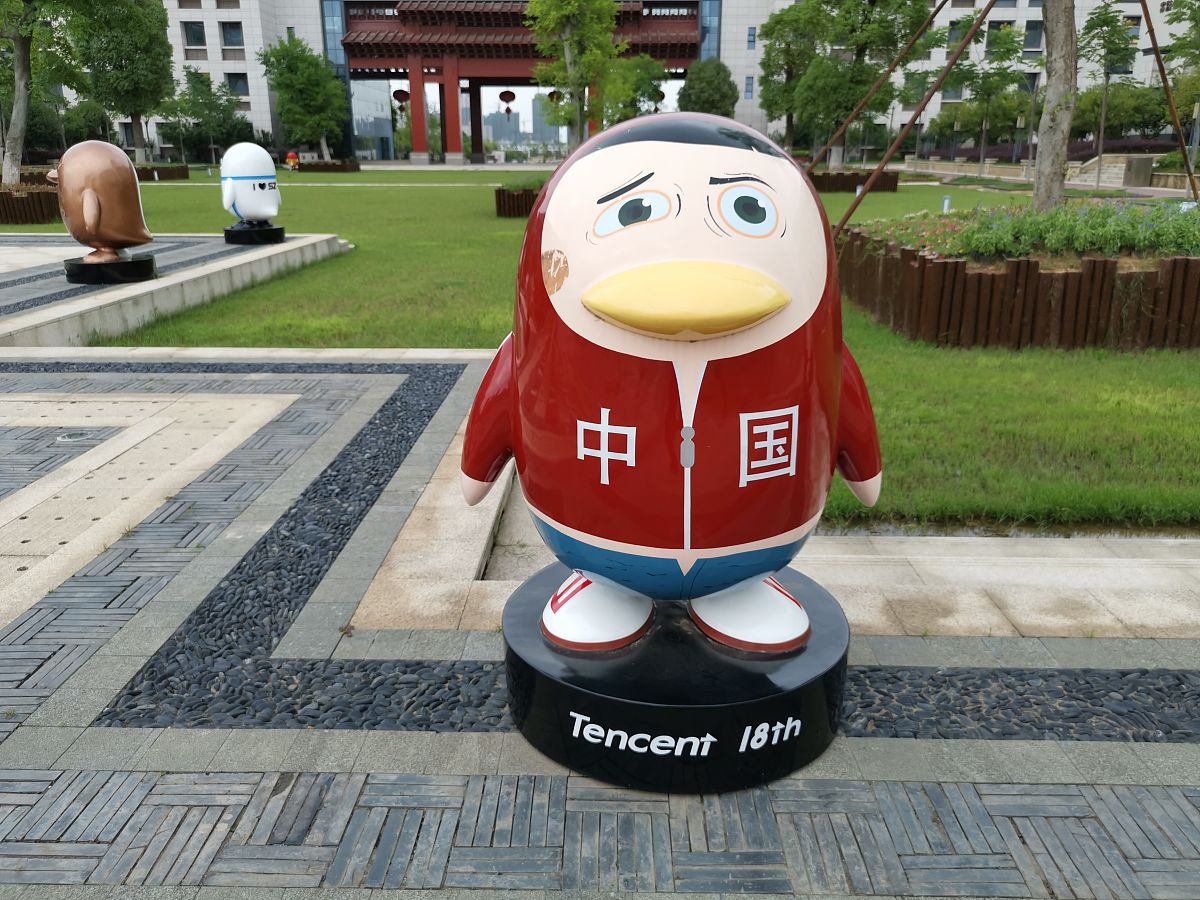 2019年6月30日,武汉学院腾讯广场,数十个造型各异的qq企鹅公仔引人注