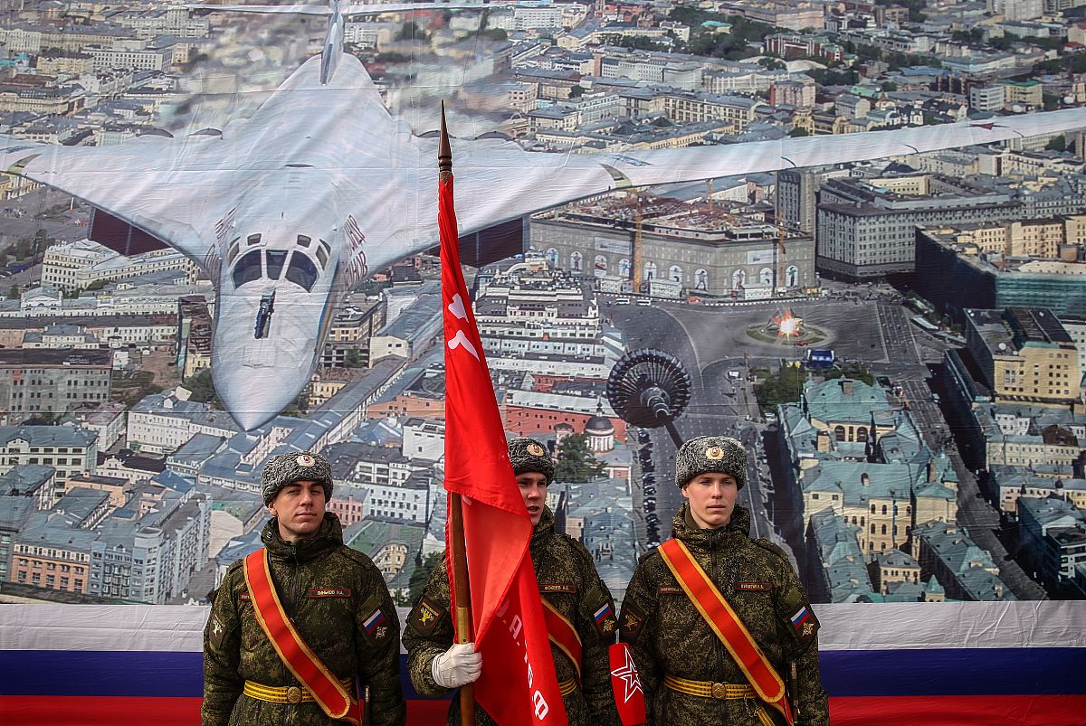 美国在俄乌战争中的角色：支持、制裁、斡旋与情报