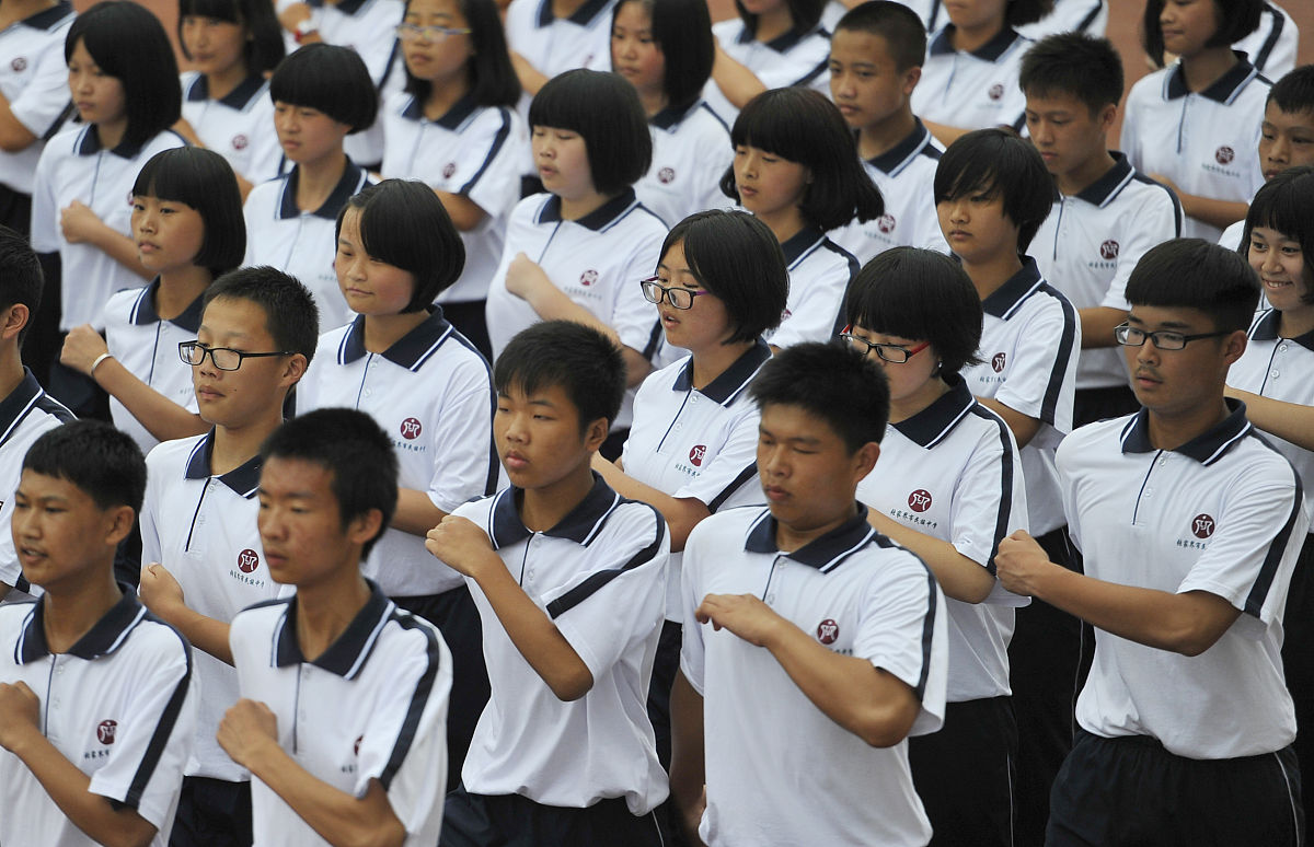 2014年8月28日,在湖南省张家界市民族中学操场,学生们正在进行走正步