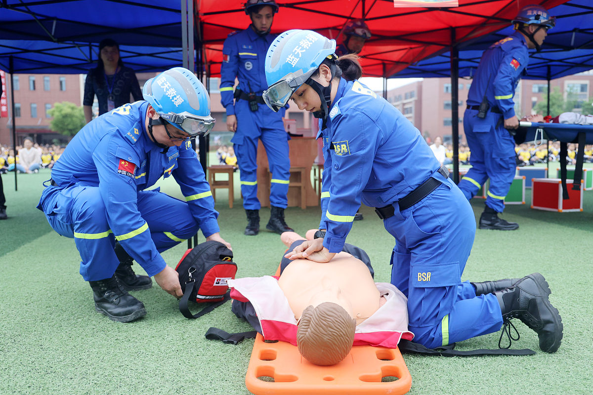 将下面这段话换个说法 调查发现大部分人尽管培训完了掌握了必要的急救技能但一旦遇到急救情况也不敢下手尤其是心肺复苏。因为做活了好说做死了麻烦。简言之心肺复苏急救遭遇免责困境。呼吁国家制定相关的免责法规让更多的受训学生能在危机时刻伸出援手让更多患者在关键时刻获得救治。同时校园对相关正面案例进行积极宣传、激励表扬引导学生形成积极正确价值观。