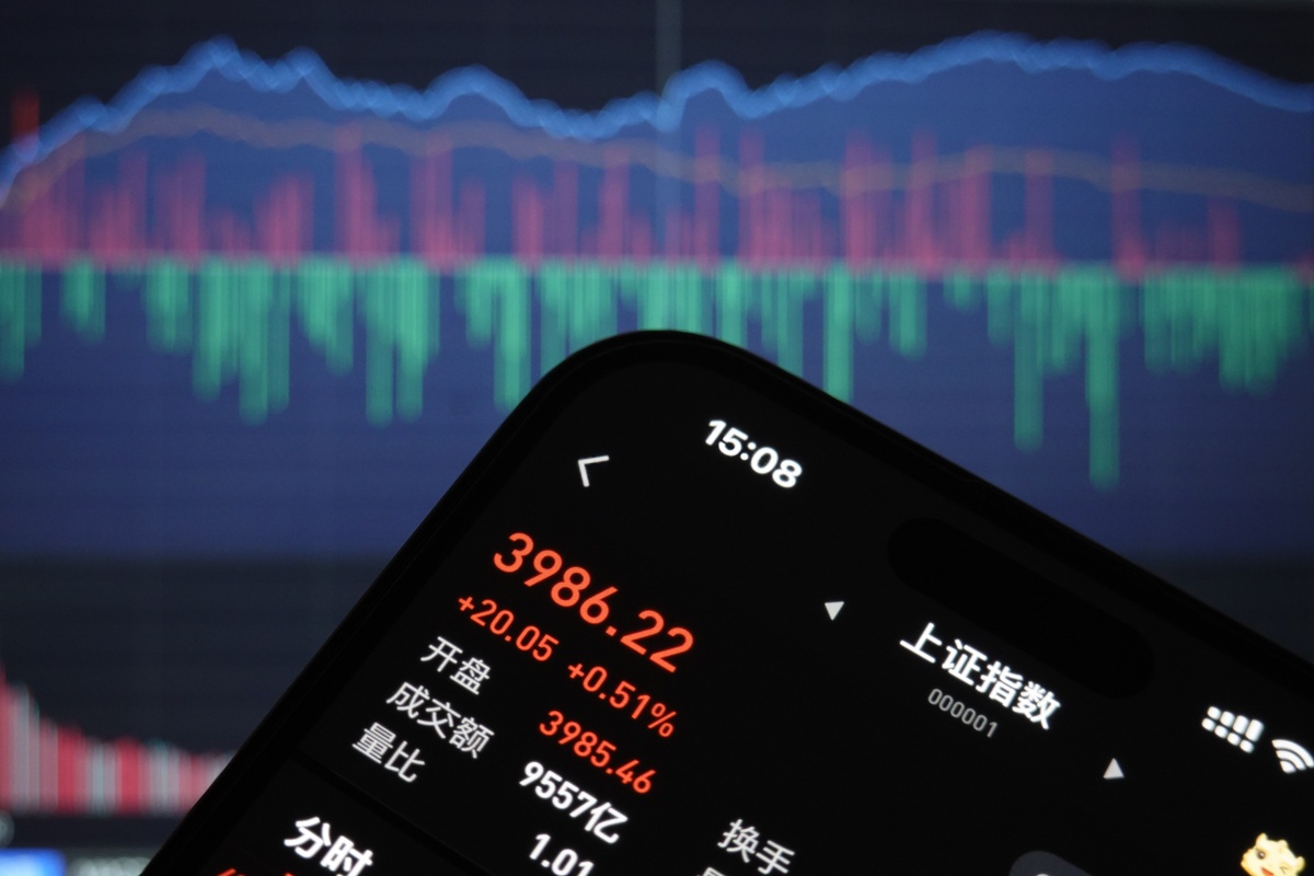 2026年4月10日,江苏海安,股民查看当日a股收盘行情.