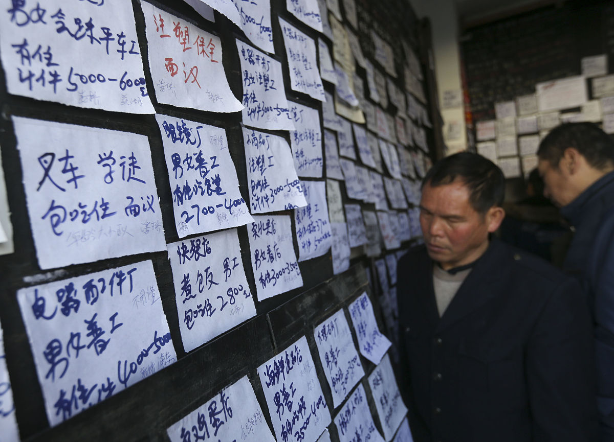 请以她摆摊还清百万负债你在公司月入3000为题写一篇200子左右文章