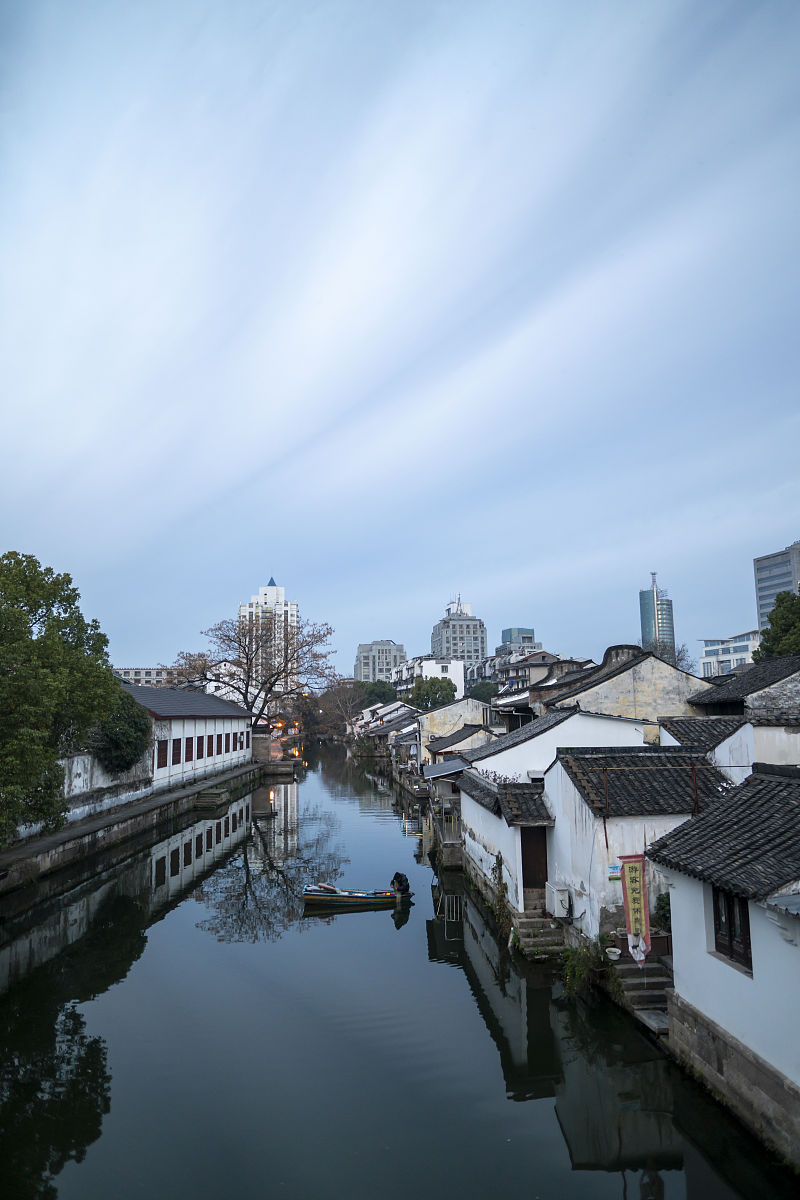 2021年2月22日,浙江绍兴,实拍水乡河沿风景,小船在河中,炊烟袅袅.