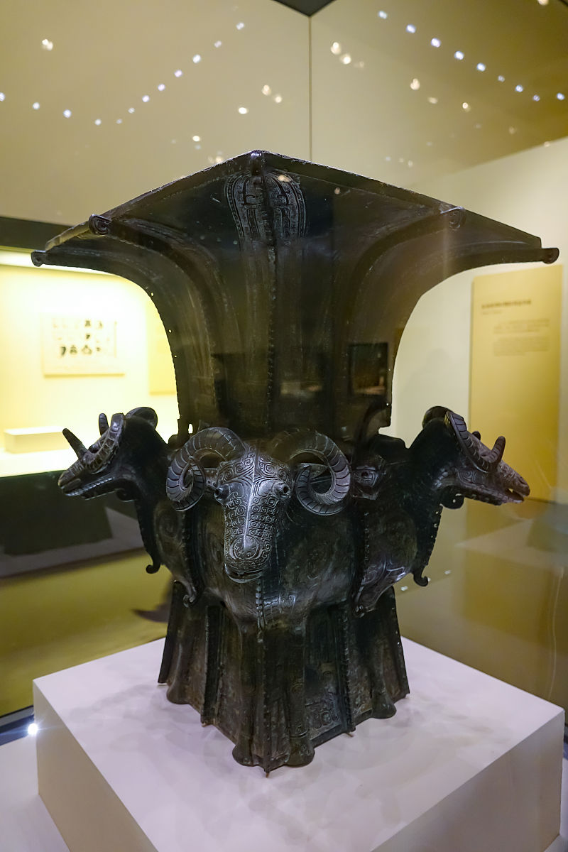 请编写一段中国国家博物馆四羊方尊的讲解词字数300字左右