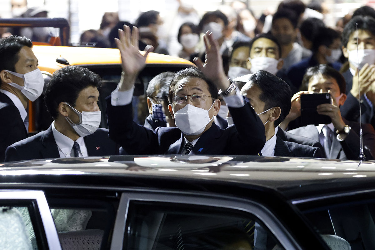 某校四、五、六年级共有615名学生已知六年级学生数的12等于五年级学生数的25等于四年级学生人数的37这三个年级各有多少名学生？解题如下：设四、五、六年级学生人数分别为x、y、z。根据题意可以得到以下三个等式：1 z = 12y 这个等式是错误的2 z = 37x 这个等式也是错误的3 x + y + z = 615