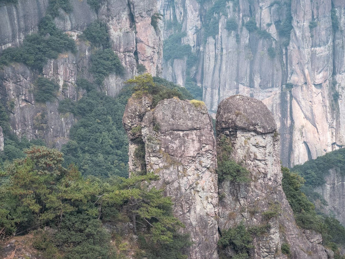 想请您翻译一下描写中国神仙居5A级景区的诗如下：佛影莲韵南山秘境面朝观音。水上莲台遥相呼应。山青水明朗朗乾坤。水天一色万物滋润。慈航普度腾云驾雾。佛影莲韵美妙祈福。