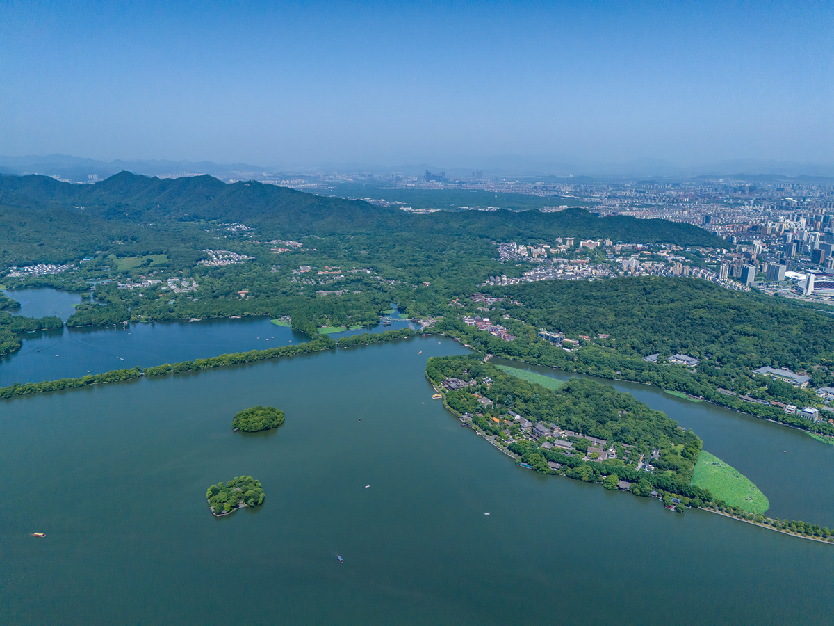 以具体的区域为例举例说明旅游开发对区域的影响。