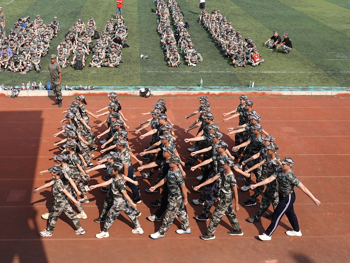 东莞市第八高级中学高一新生军训：锻炼身体、展现才艺、培养团队精神