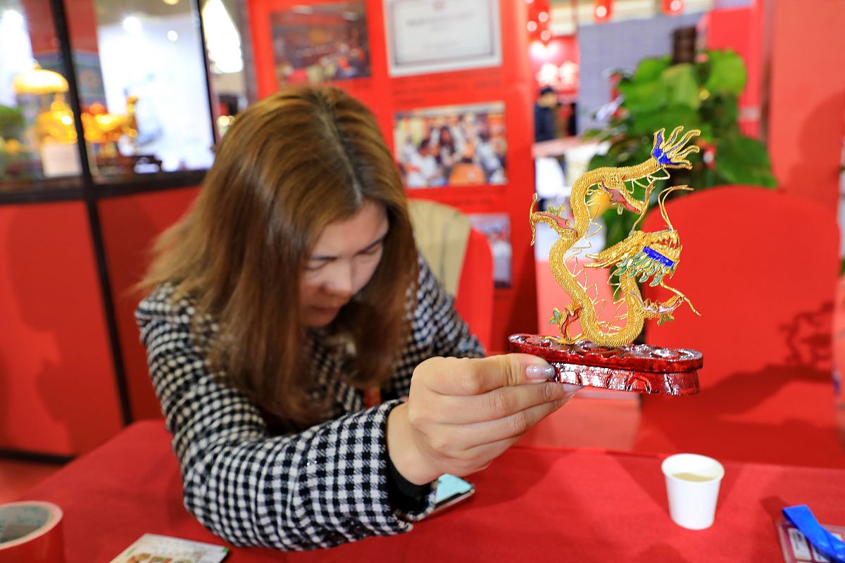 技术创新赋能非遗传承：机遇与挑战