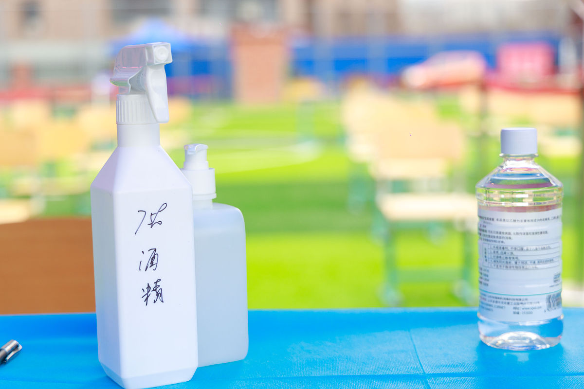 100ml。75医用酒精兑多少水才能相当于45°的白酒。要考虑哪些因素给出计算过程