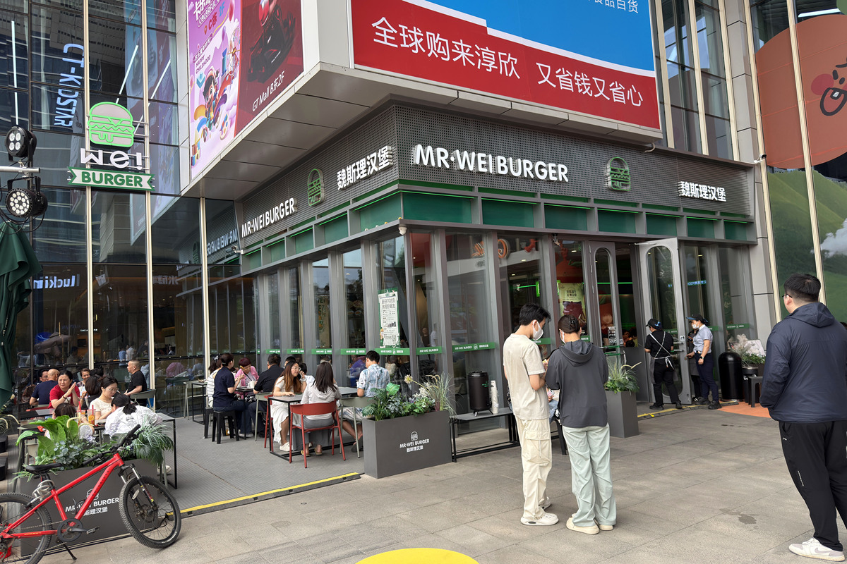 济南创高集装箱咖啡店：车站地铁口独特商铺，户外地板打造舒适体验